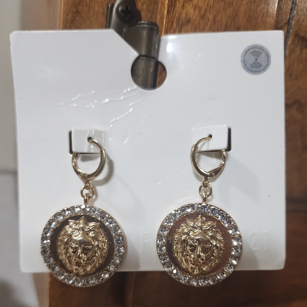 Womans forever 21 earring set